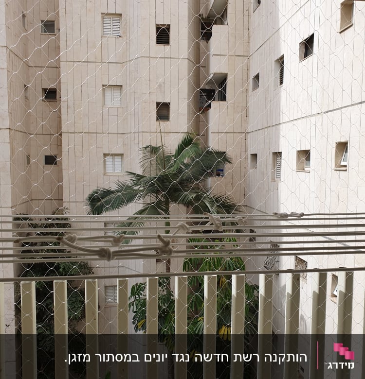 רשת למניעת כניסת יונים במרפסת בניין